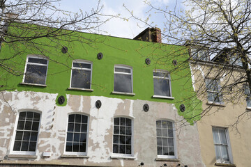 Mise en peinture verte d'une façade en Irlande