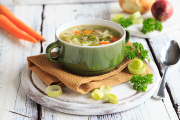 Nudelsuppe mit Rindfleisch und Gemüseeinlage - 