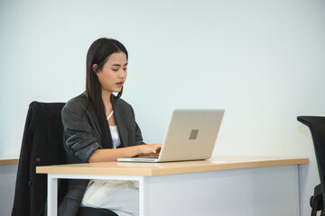 Professional Agent Call Center, Providing Exceptional Service Support to Clients Using Headset Computer, Efficiently Handling Calls, Communication to Ensure Assistance