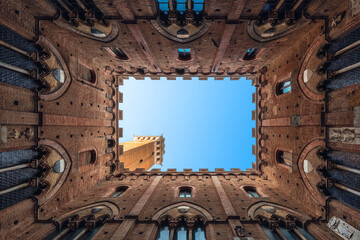 Obraz premium Wide angle view of famous Torre del Mangia at Palazzo Pubblico in Siena, Tuscany, Italy