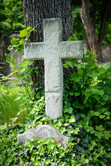 steinernes Grabkreuz