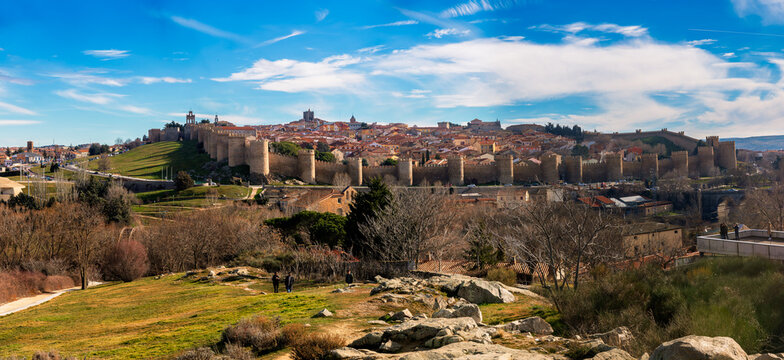 Panorama das Muralhas de &Aacute;vila na Espanha