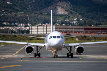 Avión de línea en el aeropuerto