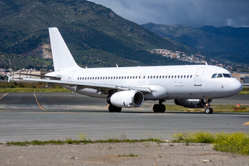 Avión de línea en el aeropuerto