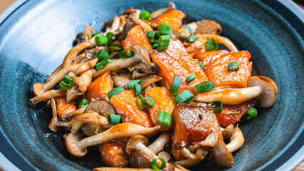 鮭とキノコのバター炒め