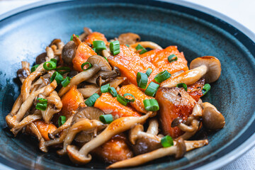 鮭とキノコのバター炒め