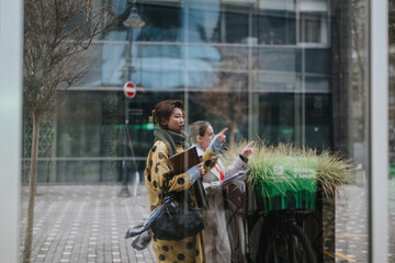 Obraz premium Two young people, captured candidly in an outdoor urban setting, observe their surroundings with curiosity. The photograph reflects exploration, youthfulness, and the intricacies of modern city life.