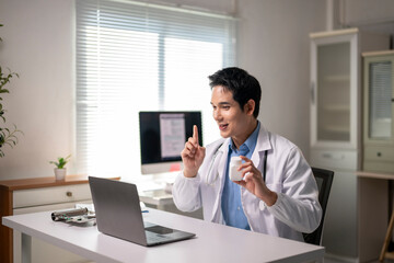 Fototapeta premium A doctor is talking to a patient on a laptop computer