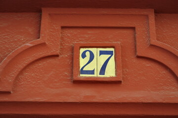 Numéro 27. Plaque de numéro de rue.