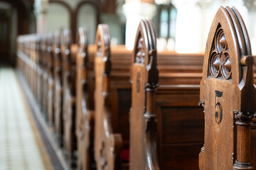 leere Sitzreihen in der Kirche