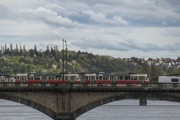 Straßenbahn auf einer Brücke in Prag