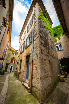 Fototapeta Inside the beautiful streets of the French Village of Villecroze