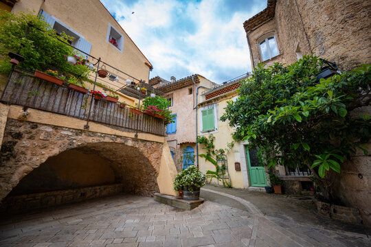 Fototapeta Inside the beautiful streets of the French Village of Villecroze