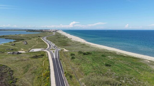 Route en bord de mer entre St Cyprien et Canet en Roussillon