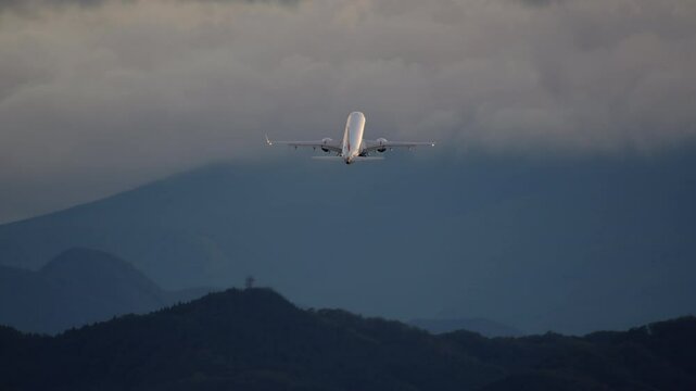 空に飛び立つ旅客機 Plane take off sendai airrport