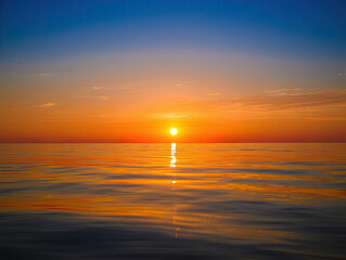 Naklejka premiumOcean Sunset Horizon: Vibrant Orange And Blue Hues 