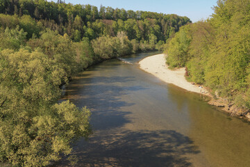 Frühling an der Isar im Münchner Süden; Blick von der Grünwalder Brücke