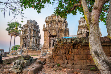 Obraz premium Phnom Kraom,Angkorian temple at sunset,near to Tonle Sap lake and Siem Reap,Cambodia.