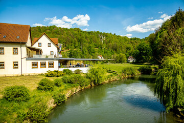 Obraz premium Frühsommerliche Wanderung in der wunderschönen Fränkischen Schweiz von Pottenstein nach Gössweinstein - Oberfranken - Bayern - Deutschland 