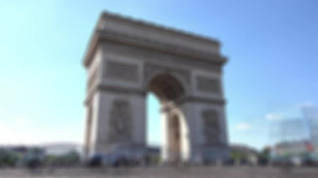 Vue floue en acc&eacute;l&eacute;r&eacute; sur l'Arc de triomphe en journ&eacute;e