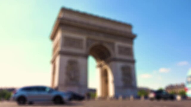 Vue floue en acc&eacute;l&eacute;r&eacute; sur l'Arc de triomphe en journ&eacute;e, avec effet de lumi&egrave;re chaude