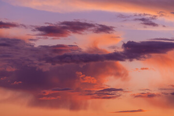 Nubes purpuras y naranjas al atardecer