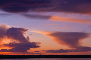 Nubes purpuras y naranjas al atardecer
