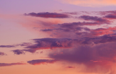 Nubes purpuras y naranjas al atardecer