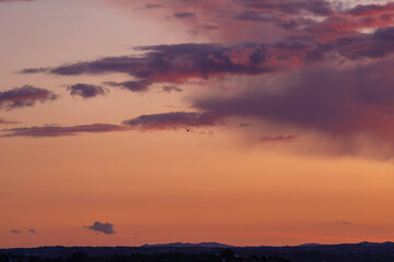 Nubes purpuras y naranjas al atardecer