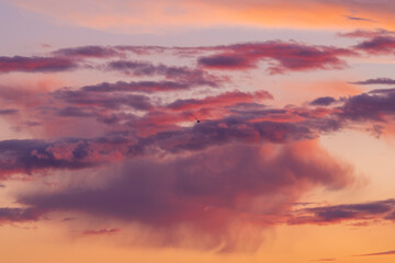 Nubes purpuras y naranjas al atardecer