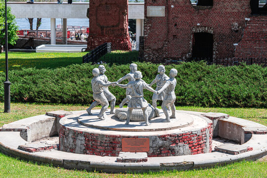 VOLGOGRAD, RUSSIA - MAY 8, 2025: Barmal Fountain Children's round dance. Central district, panorama museum "Battle of Stalingrad". High quality photo