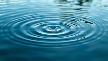 Ruhige Wasseroberfläche mit konzentrischen Wellen, erzeugt durch einen Tropfen – beruhigendes, meditatives Naturmotiv.