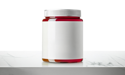 Mockup embalagem pote de remédio, suplemento, com rótulo branco e tarjas vermelhas, tampa branco, sobre base cinza e branca, fundo transparente. Branding, mood board para apresentar marca, logomarca.