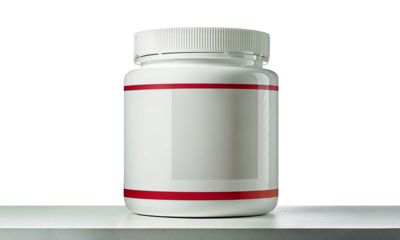 Mockup embalagem pote de remédio, suplemento, com rótulo branco e tarjas vermelhas, tampa branco, sobre base cinza e branca, fundo transparente. Branding, mood board para apresentar marca, logomarca.