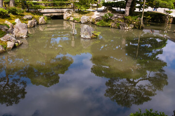 日本、京都、慈照寺、銀閣寺、東山慈照禅寺、寺院、錦鏡池、楼閣建築、池泉回遊式庭園、枯山水庭園、佛寺、佛教、木造建築、古代建築、庭園、文化財、日本文化、歷史名勝、綠色、風景、青空、夏、写真素材、国の特別史跡、古都京都の文化財、世界遺産