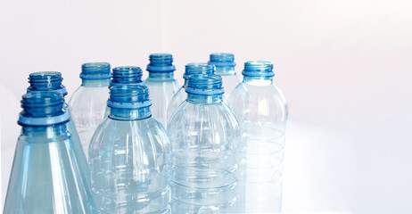 Conjunto de botellas plásticas PET para reciclar. Recolección y separación desde casa. 