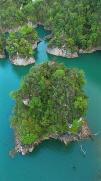 Embark on an unforgettable journey to explore stunning aerial views of clear blue waters and unique limestone formations in Phuket, Thailanda paradise for travelers seeking adventure and relaxation