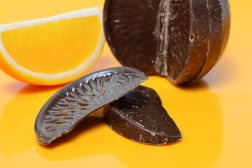 オレンジ色背景のオレンジチョコレート
