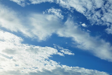 Obraz premium Vivid blue sky with white fluffy clouds