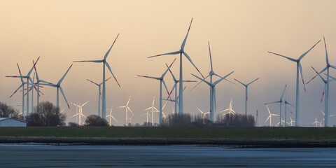 Windräder bei Wesselburenerkoog an der Eidermündung an der Nordsee in Dithmarschen,...