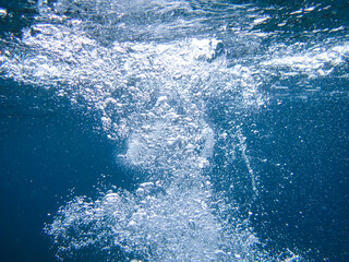 Naklejka premium bubbles, bubble, water, underwater, sea, air, deep, undersea, under, background, wave, liquid, clear, clean, ocean, nature, texture, oxygen, blue, white, effect, transparent, foam, aquarium, aqua.