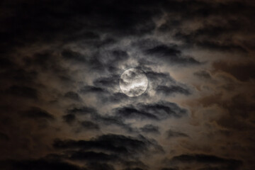 Obraz premium Full moon in the dark night sky with clouds, 