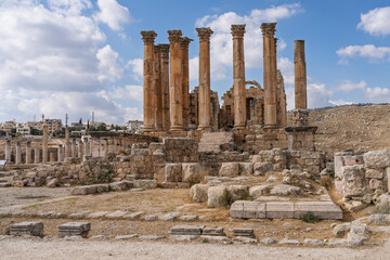 Obraz premium Corinthian columns surround the temple or Sanctuary of Artemis in Jerash, a Greco-Roman well preserved city in Jordan