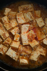 料理中の麻婆豆腐