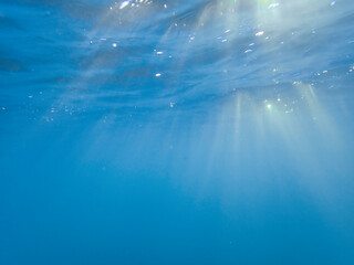 The sun shines through water, casting mottled light and shadow, intertwined with countless bubbles...