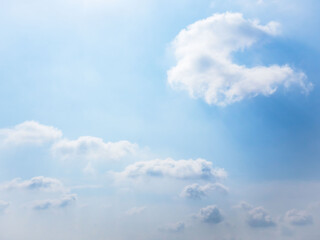 5月の山から見た日差しの強い青空と雲05