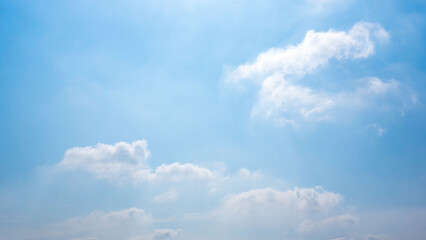 5月の山から見た日差しの強い青空と雲03