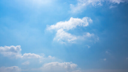 5月の山から見た日差しの強い青空と雲02