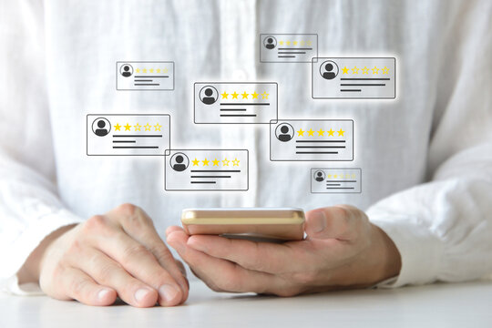 スマホでカスタマーレビューをチェックする人物のイメージ画像