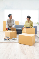 引越しの準備をする夫婦